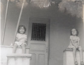 Valéria e Denise em casa na Rua Estevão de Oliveira 