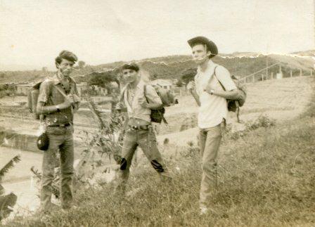 Osmar, Osias e Douglas em caminhada para a Serra da Piedade