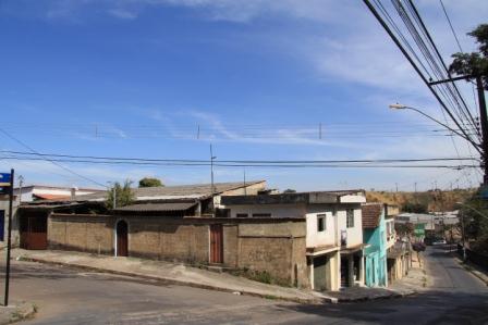 Rua Tomaz Brandão esquina de Dr. Baleieiro, em frente à Igreja do Chapeu