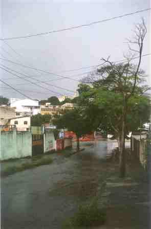 Rua Estevão de Oliveira com chuva
