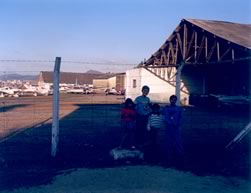 Paulo e Laura no hangar do Campo de Aviação