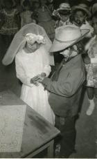 Denise Neves e colega de escola, vestidos de noivos, em festa de quadrilha 