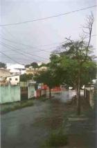 Rua Estevo de Oliveira com chuva
